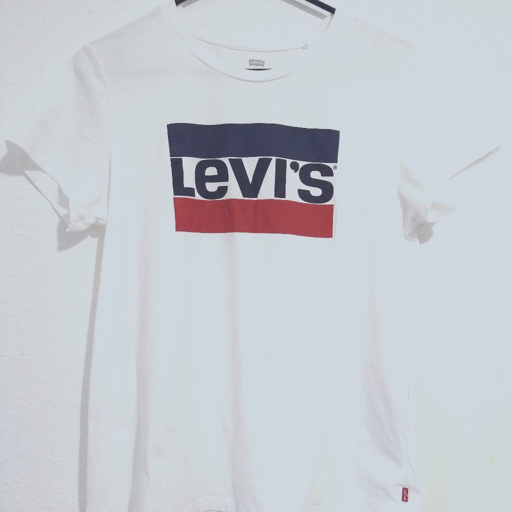 Levi logo tee (L) NWT!